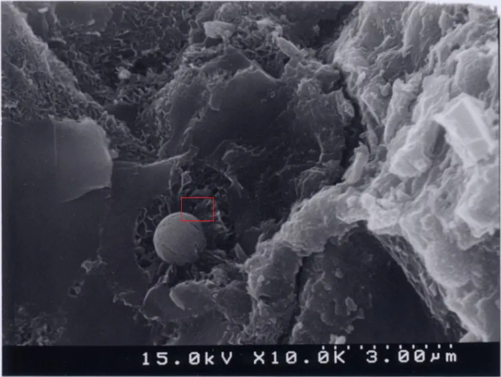 Kohlenasche (Raue Oberfl&auml;che, Vertiefungen und feine Strukturen) - Osmium-Beschichtung; 10.000x