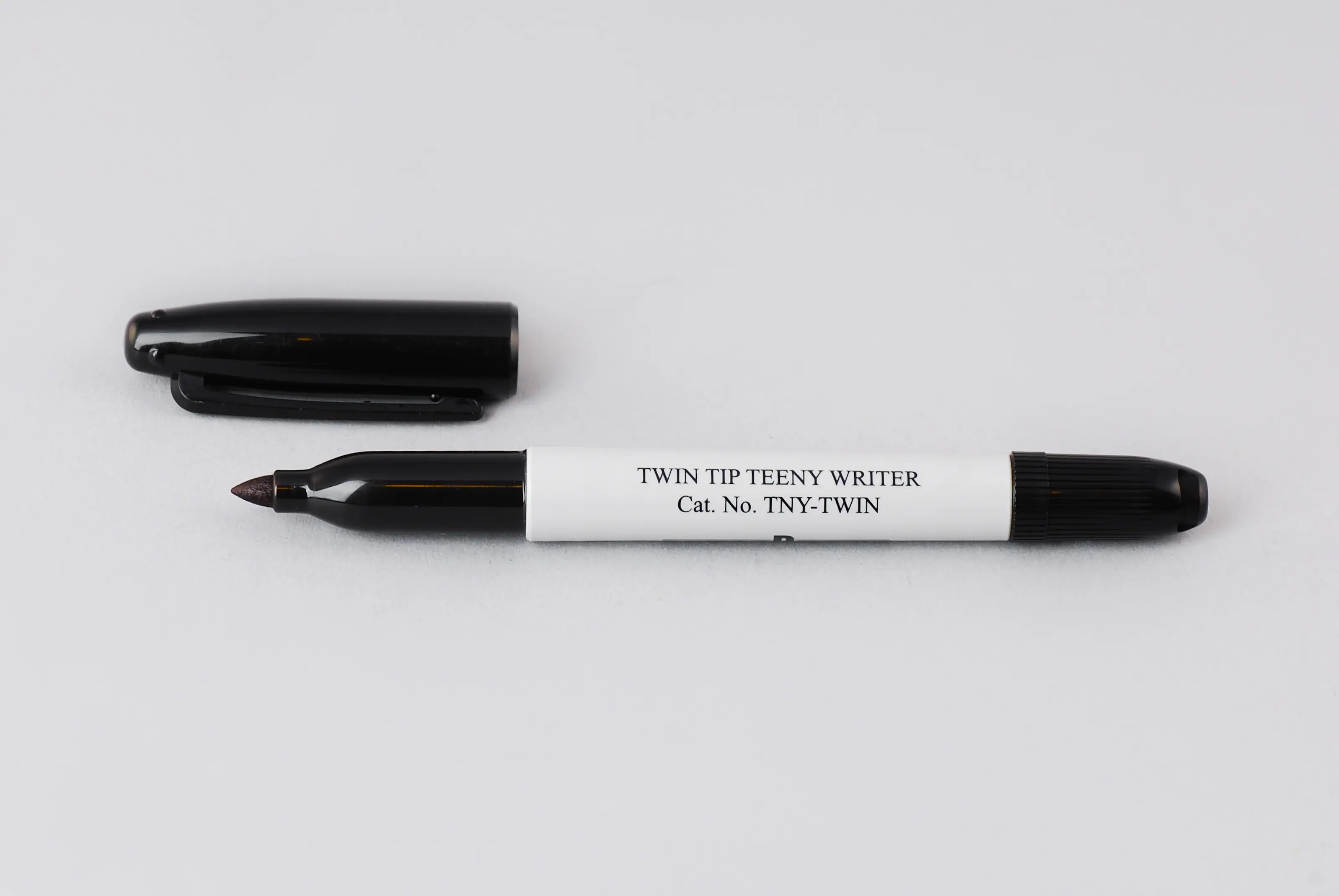 Twin-Tip Teeny Writer, lösungsmittelbeständiger Stift, mit je einer Schreib-Spitze an beiden Enden (0.7/0.3), schwarz, 1 Stück