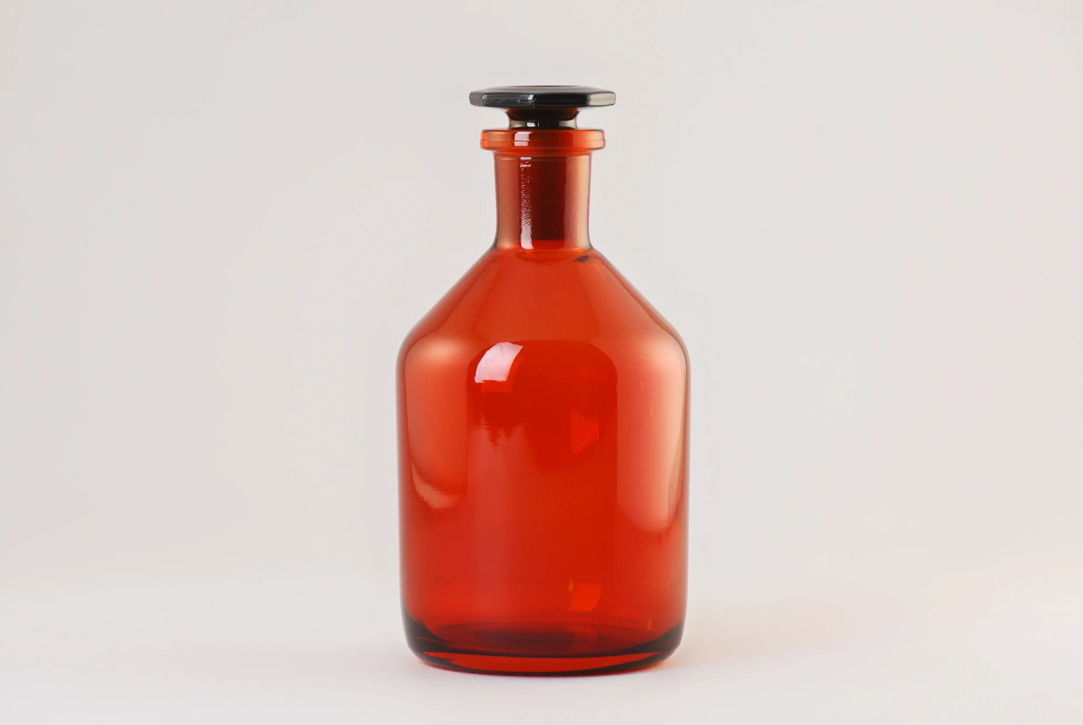 Schmalhals-Flasche mit geschliffenem Glasstopfen, bernsteinfarben, 250ml, 4 Stück