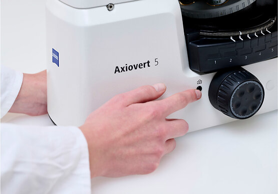 EN_wp_Ergonomic-Solutions-Clinical-Microscopy-1-5_Axiolab5_Foto-Button