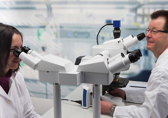EN_wp_Ergonomic-Solutions-Clinical-Microscopy-1-3_Diskussionsbr_cke