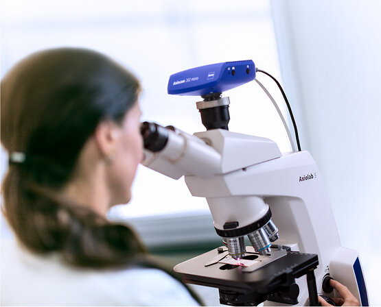EN_wp_Ergonomic-Solutions-Clinical-Microscopy-1-5_Axiolab5_Frau